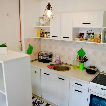 11 - Great Location, Quiet But Near The Center Apartment